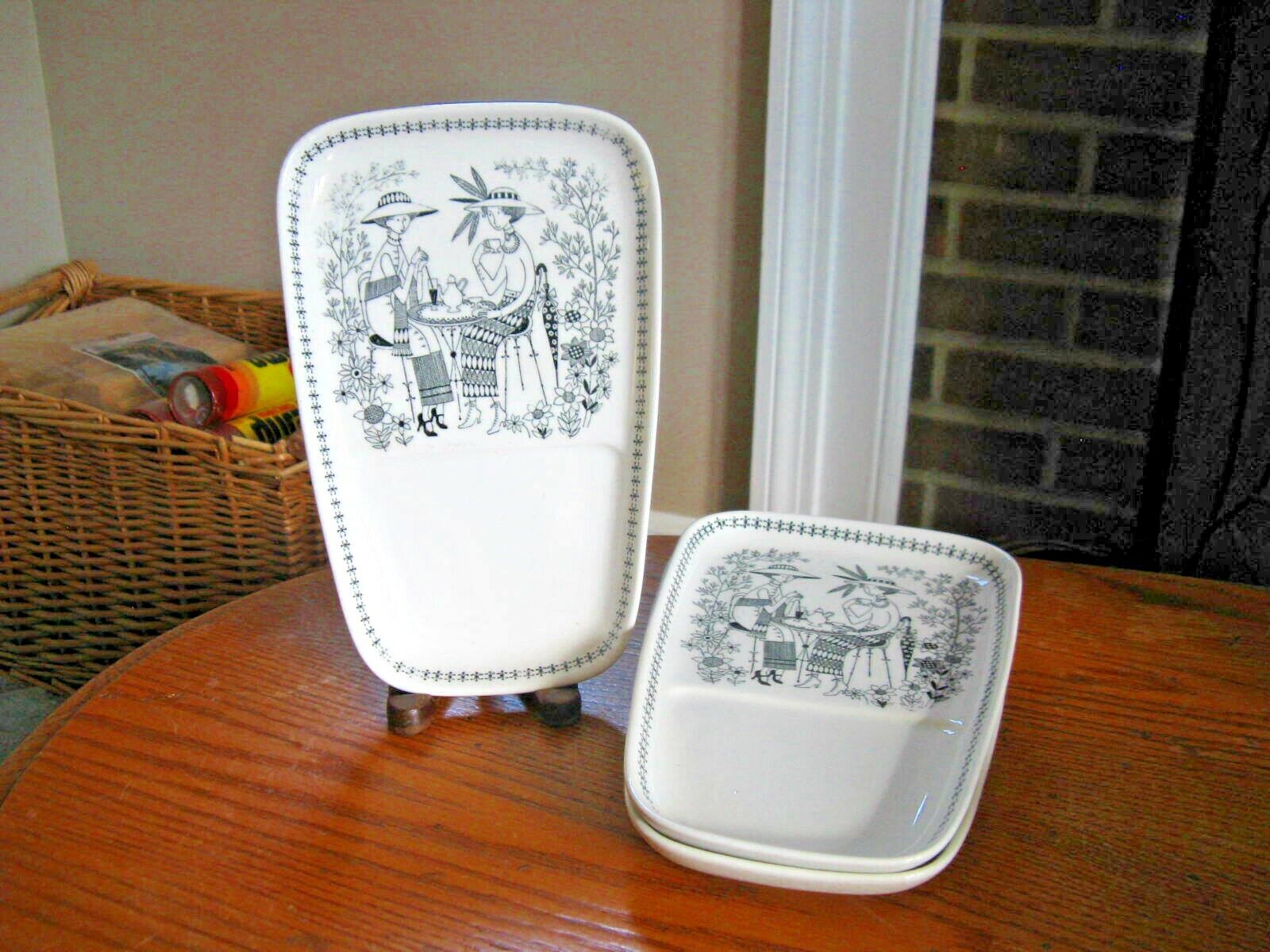 Read more about the article Set of 3 Arabia Finland EMILIA Snack Tray or Plate ONLY