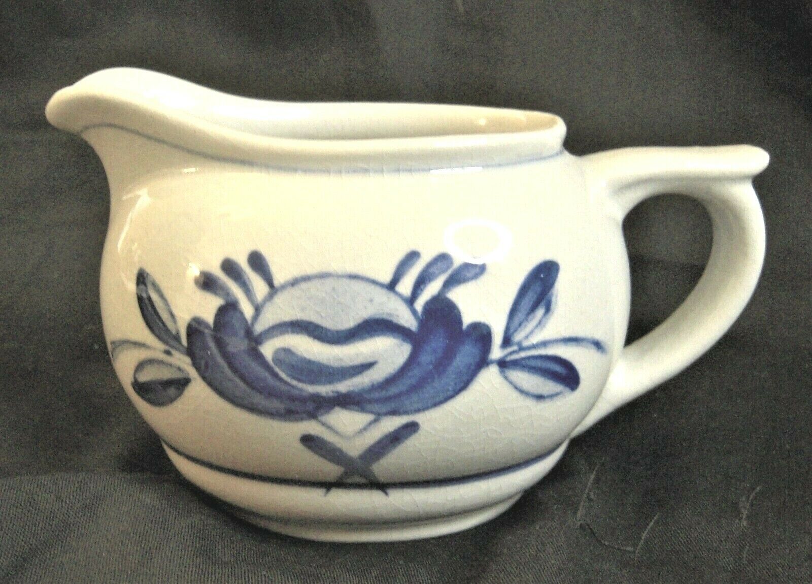 Read more about the article Vintage Arabia BLUE ROSE Mini Creamer Pitcher Blue on Gray Finland