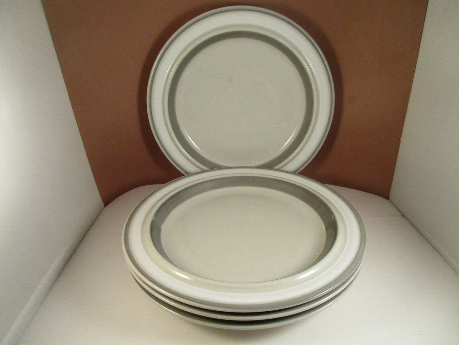 Read more about the article Vintage Arabia Finland Salla Set of 4 Dinner Plates C