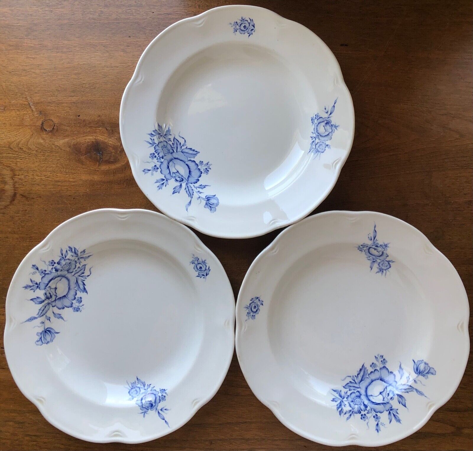 Read more about the article 3x Vtg Arabia Finland Ironstone Dinner Plate Bowl Blue Floral Roses 9.5”