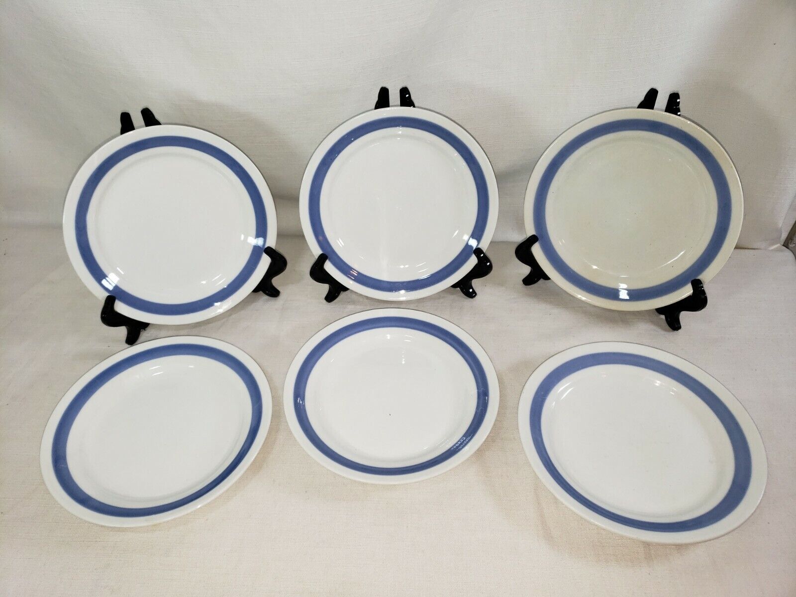 Read more about the article Arabia Finland Blue Ribbon 6x Lot: 6.5″ Bread and Butter Plates – Pipe Stamp