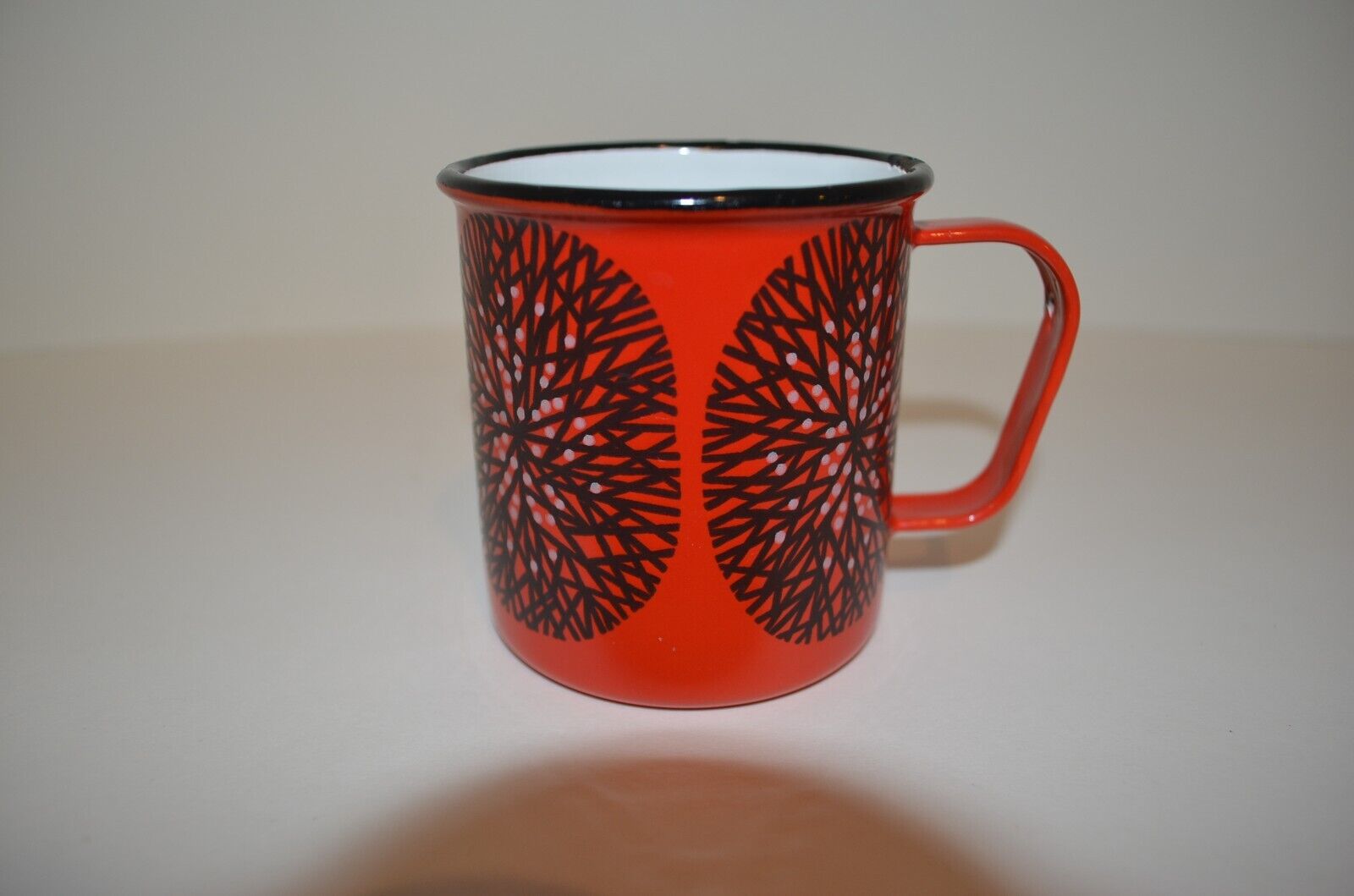 Read more about the article Vintage FINEL Enamel MUG Coffee Cup Arabia Finland Red Black and White Snowflake