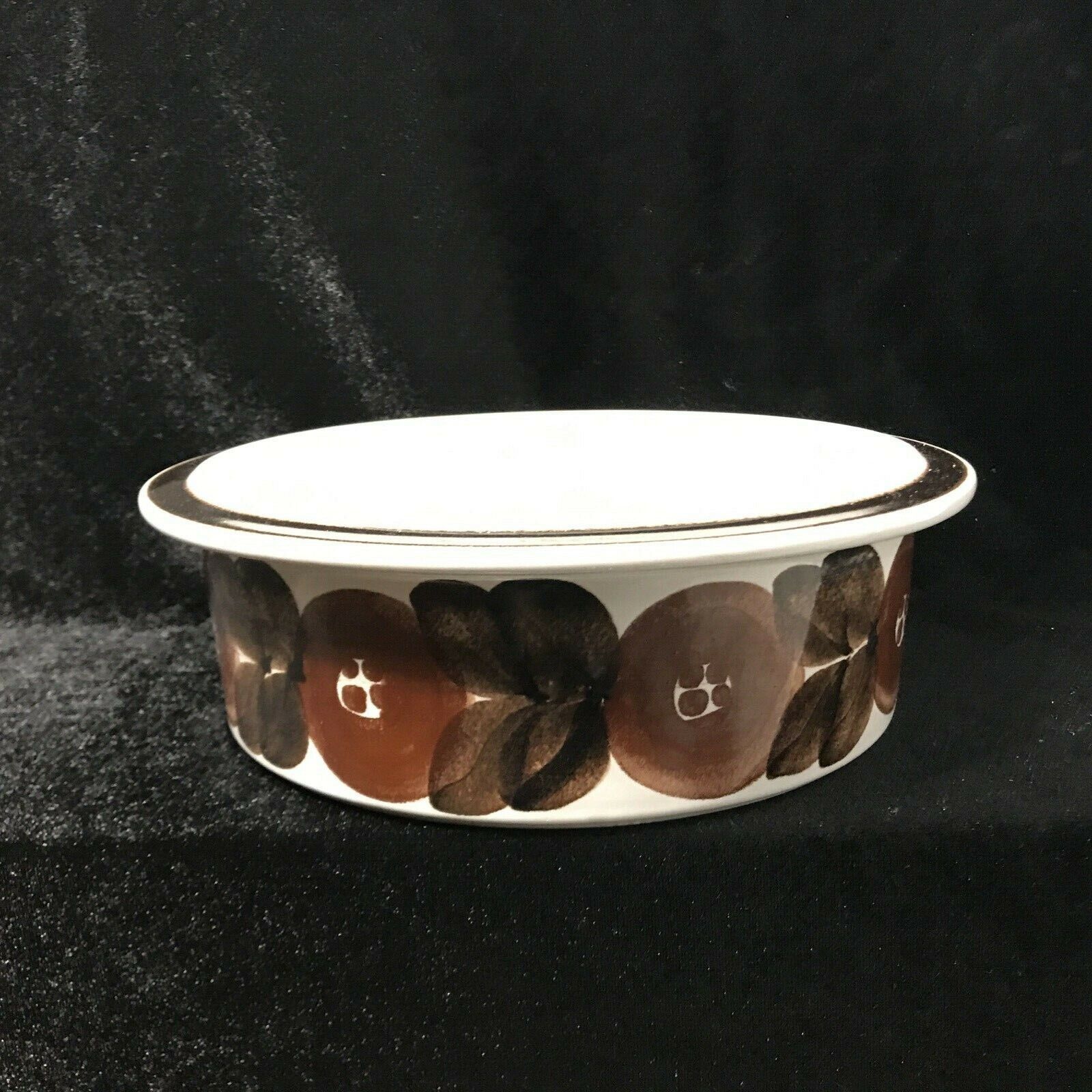 Read more about the article Vintage Arabia Finland Ulla Procope Anemone Rosmarin Brown Round Serving Bowl