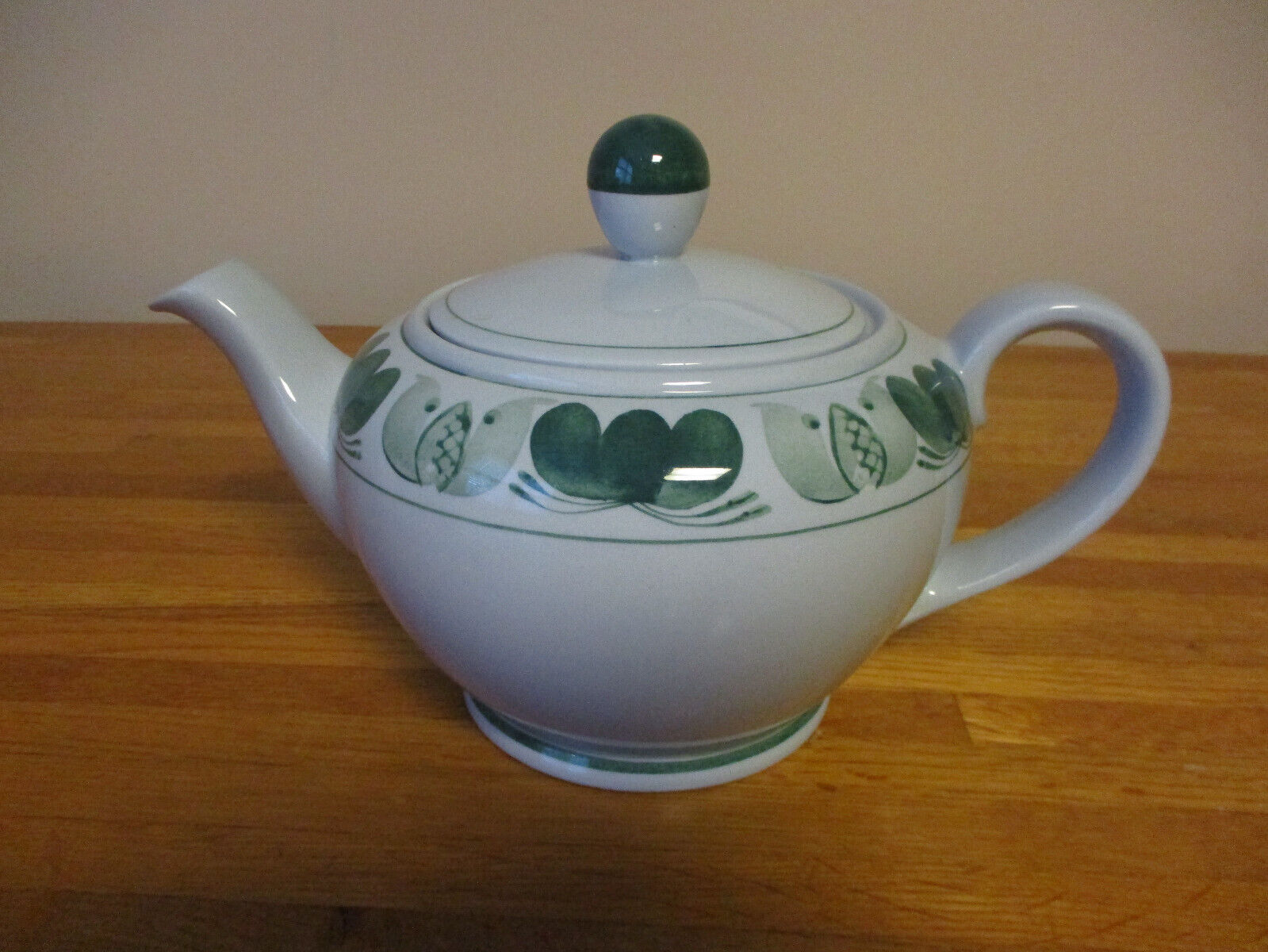 Read more about the article Vintage ARABIA of Finland Large Teapot and Lid  Green Laurel Pattern  EUC