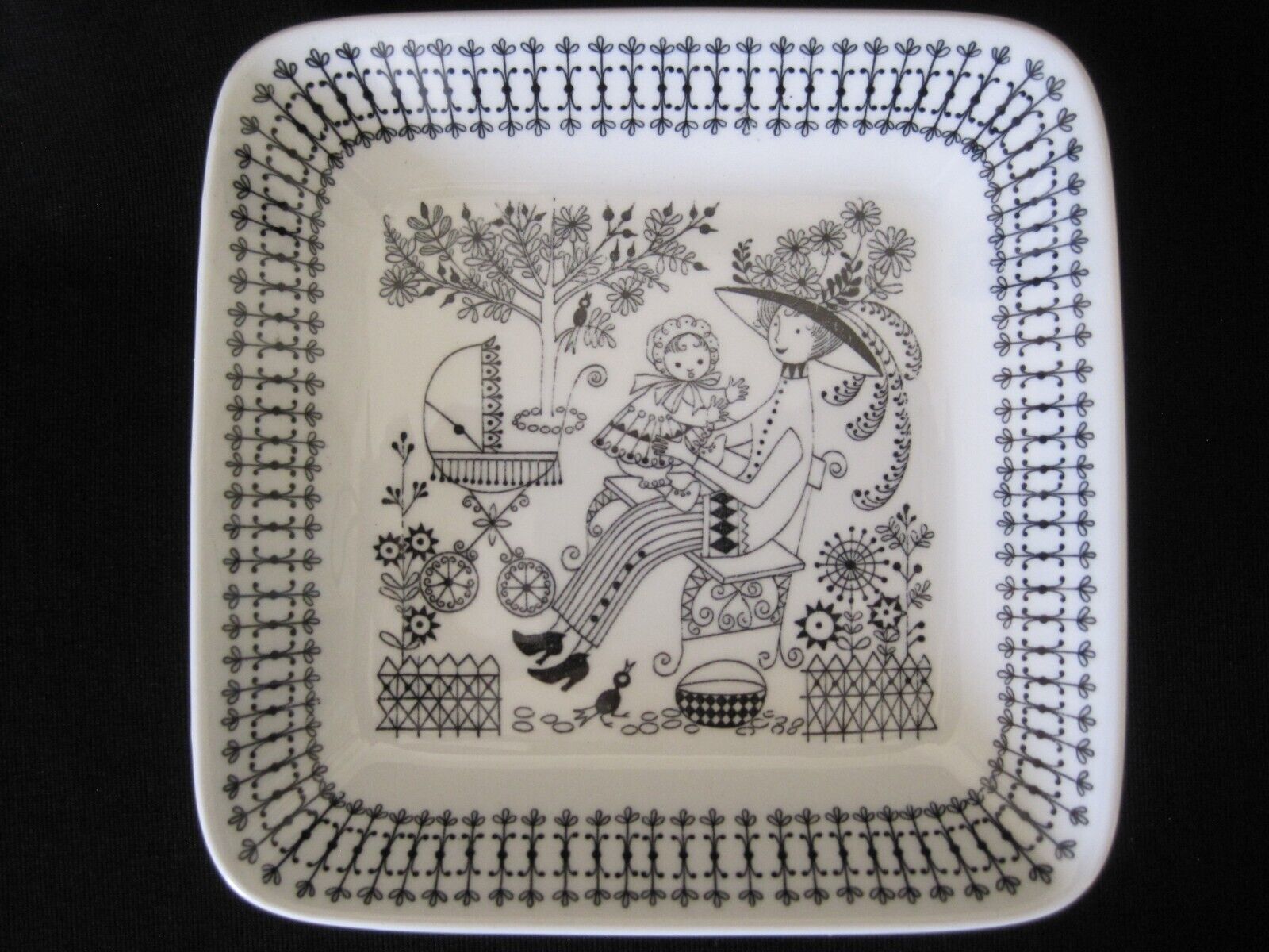 Read more about the article HTF Very Good ARABIA Vintage MCM 5-1/4″ Square Bowl/Dish EMILIA Uosikkinen