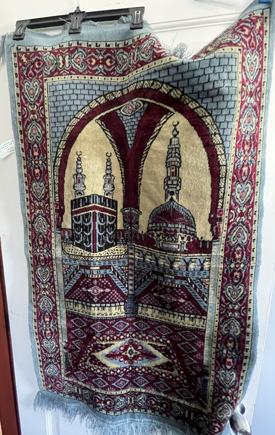Read more about the article Prayer Rug Saudi Arabia Temples With Fringe Tapestry 25 X 47” Blue Burgundy