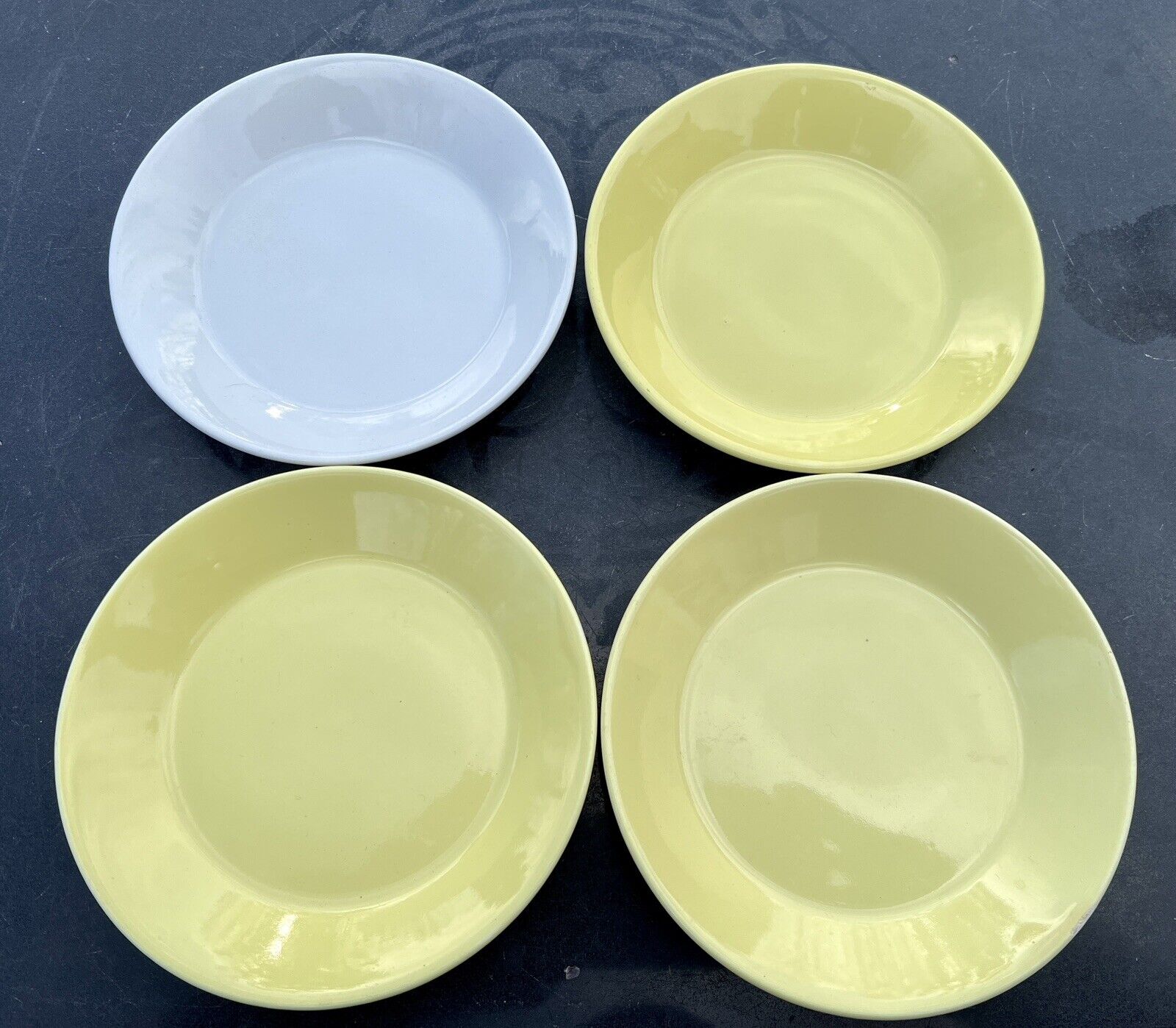 Read more about the article Arabia Pottery Teema Kaj Frank 5 5/8″ Bread Butter Plates 3 Yellow 1 White