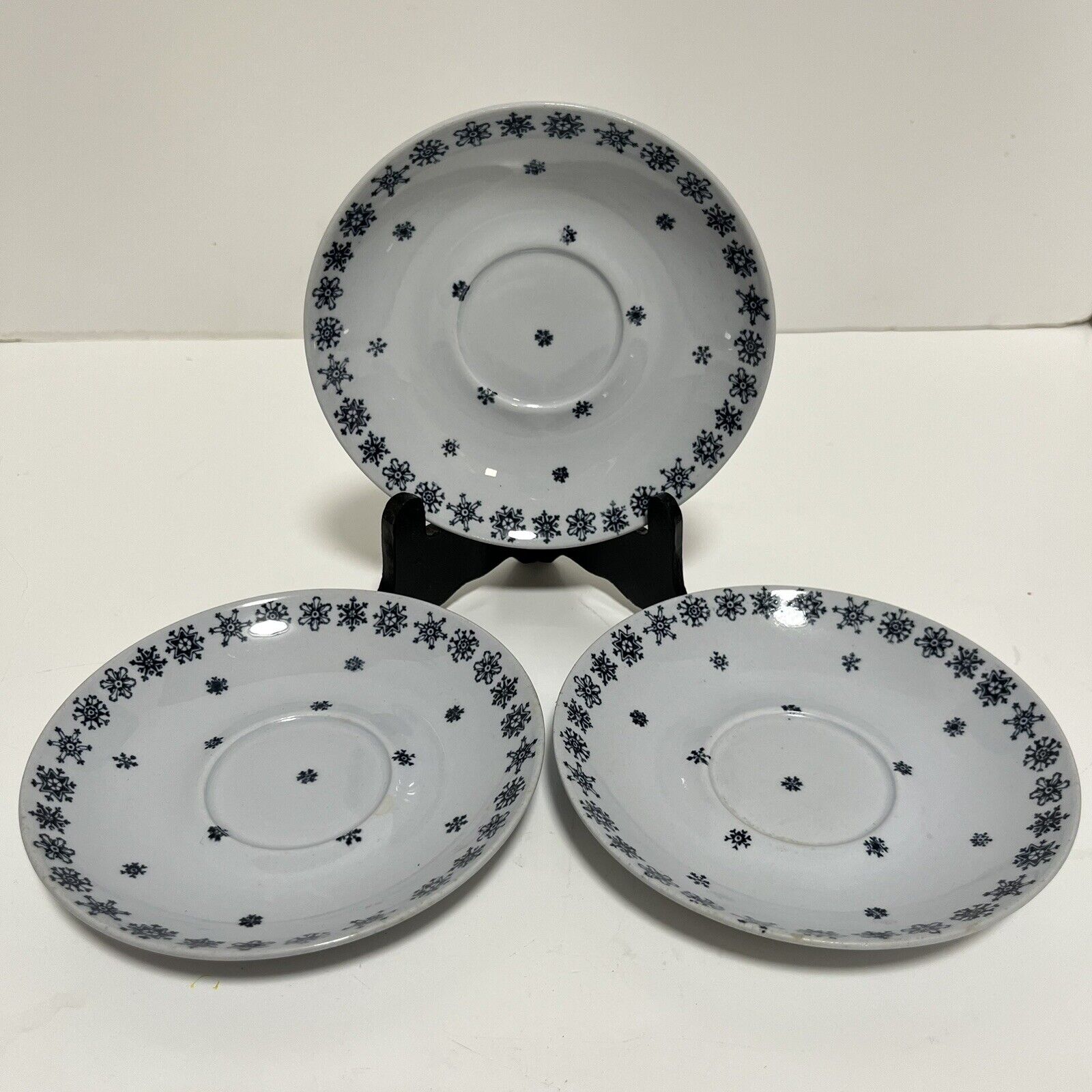 Read more about the article Vintage Lot Of 3 Arabia Finland Demitasse blueand saucers. Snowflake 5.5”