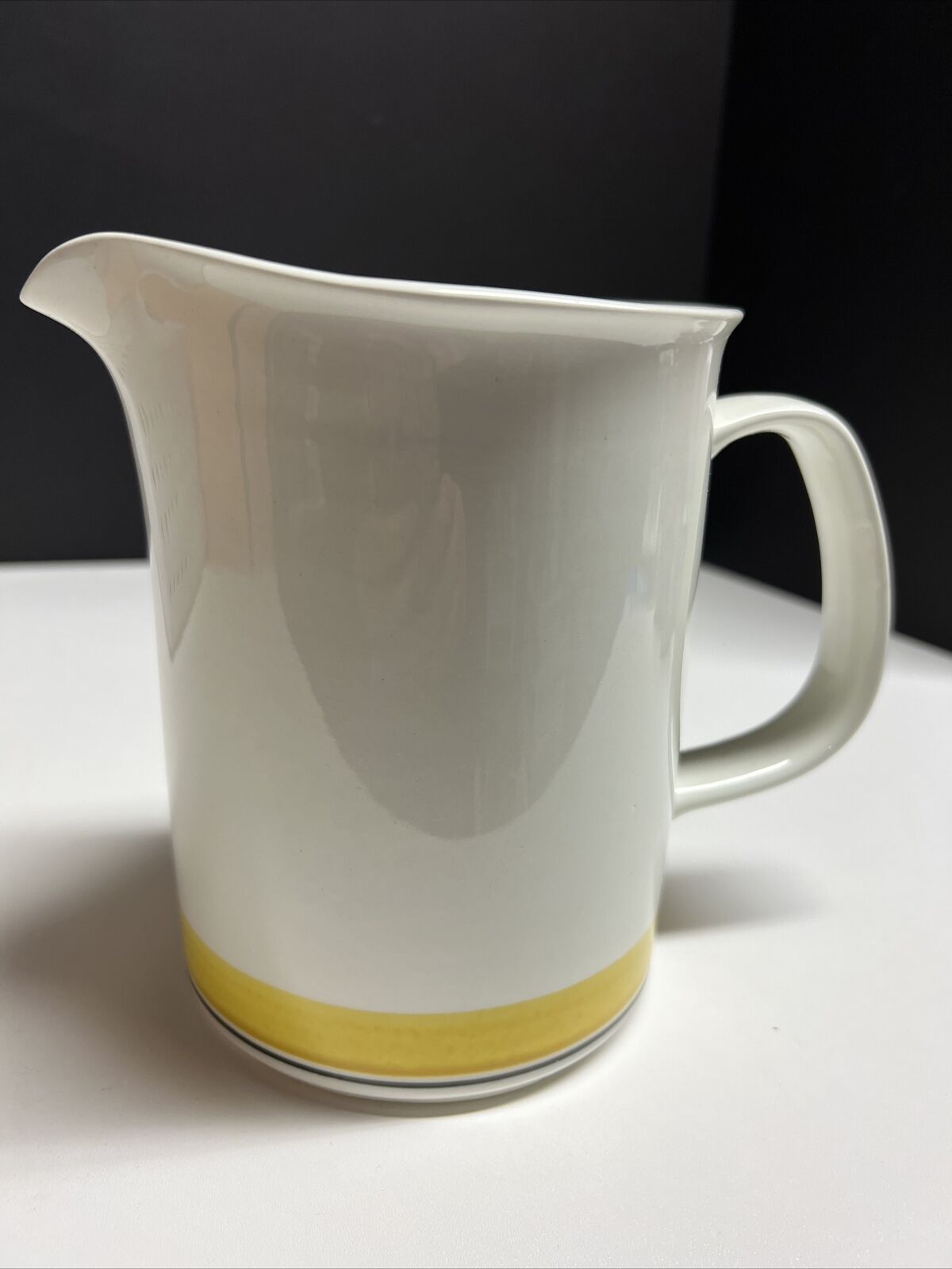 Read more about the article VINTAGE ARABIA FINLAND Faenza Yellow Black Stripe Pitcher