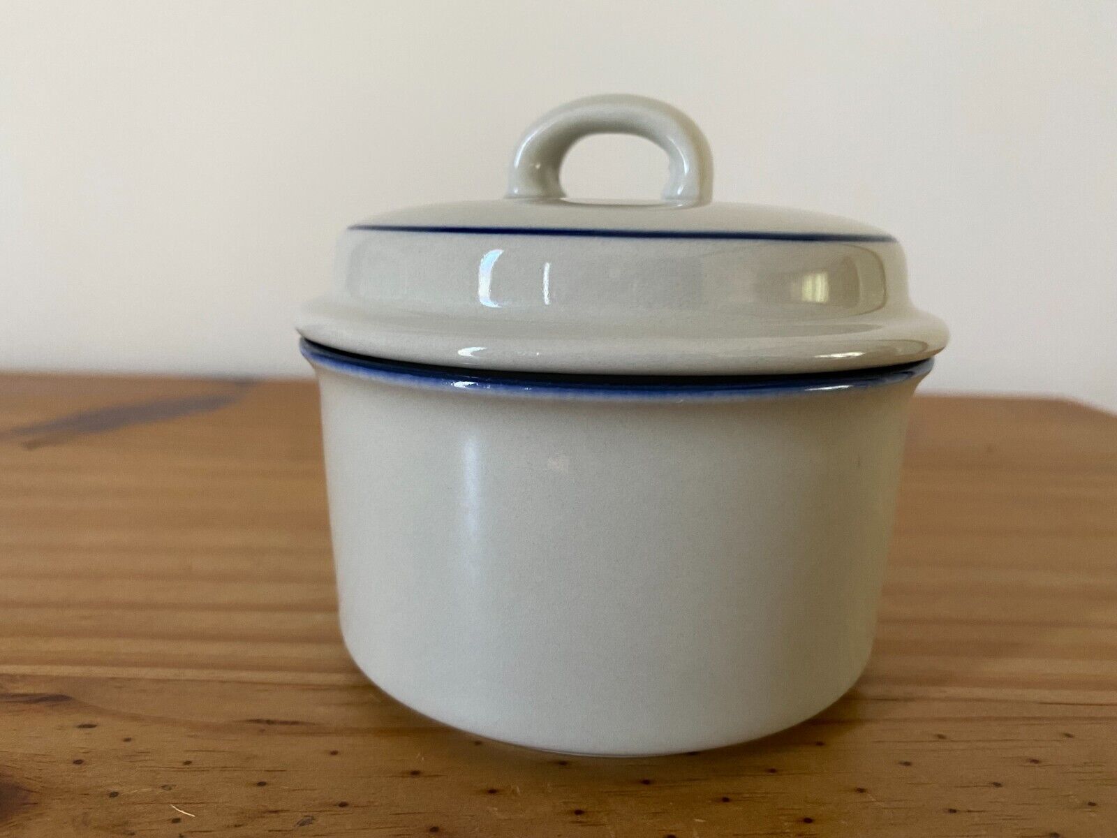 Read more about the article Vintage Arabia Finland Saimaa Sugar Bowl with Lid  Stoneware