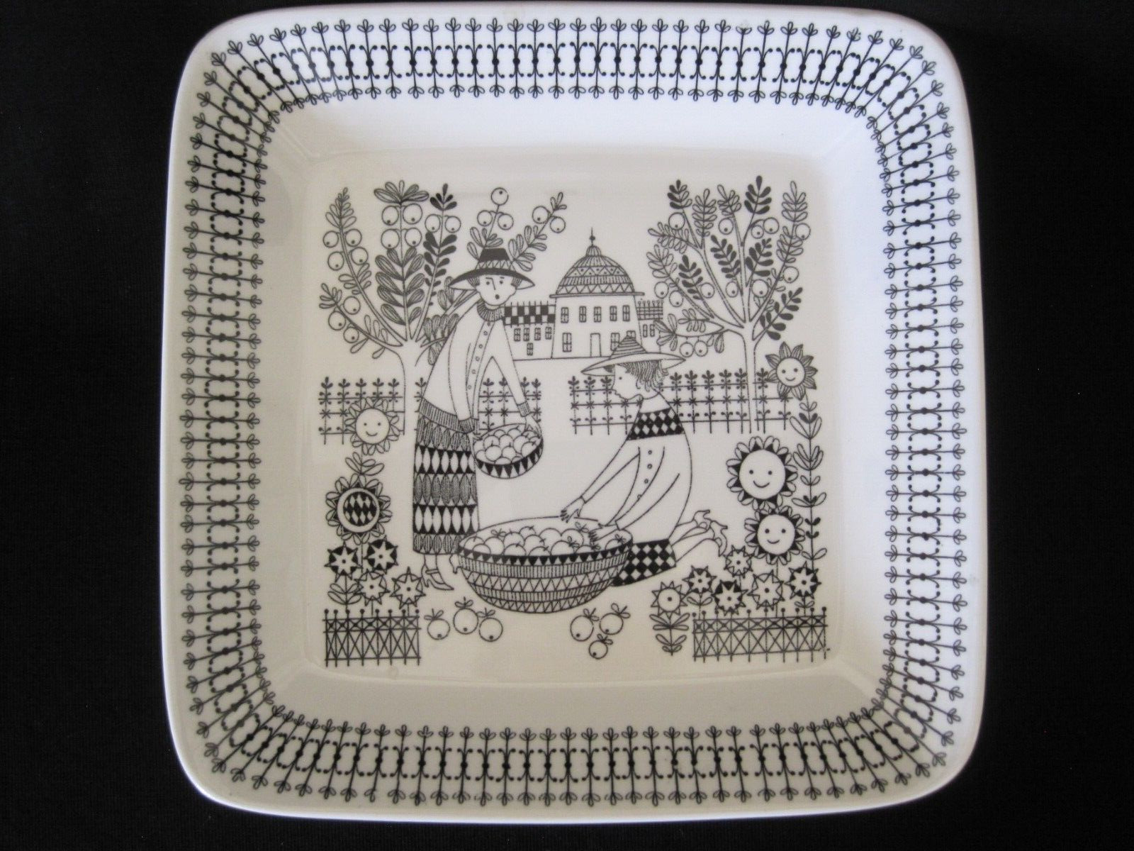 Read more about the article HTF Very Good ARABIA Vintage MCM 7″ Square Bowl/Dish EMILIA Uosikkinen FINLAND