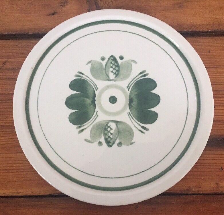 Read more about the article Vtg Arabia Finland Green Laurel Hand Paint Ceramic Pottery Hanging Trivet 6.5″