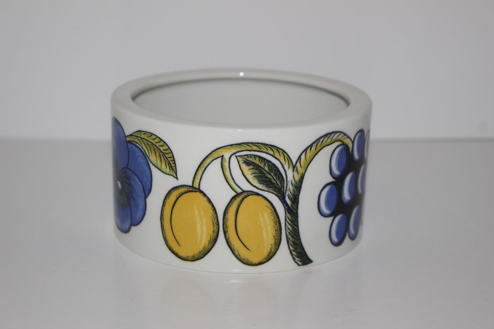 Read more about the article VINTAGE ARABIA FINLAND PARATIISI OVAL SUGAR BOWL-NO LID