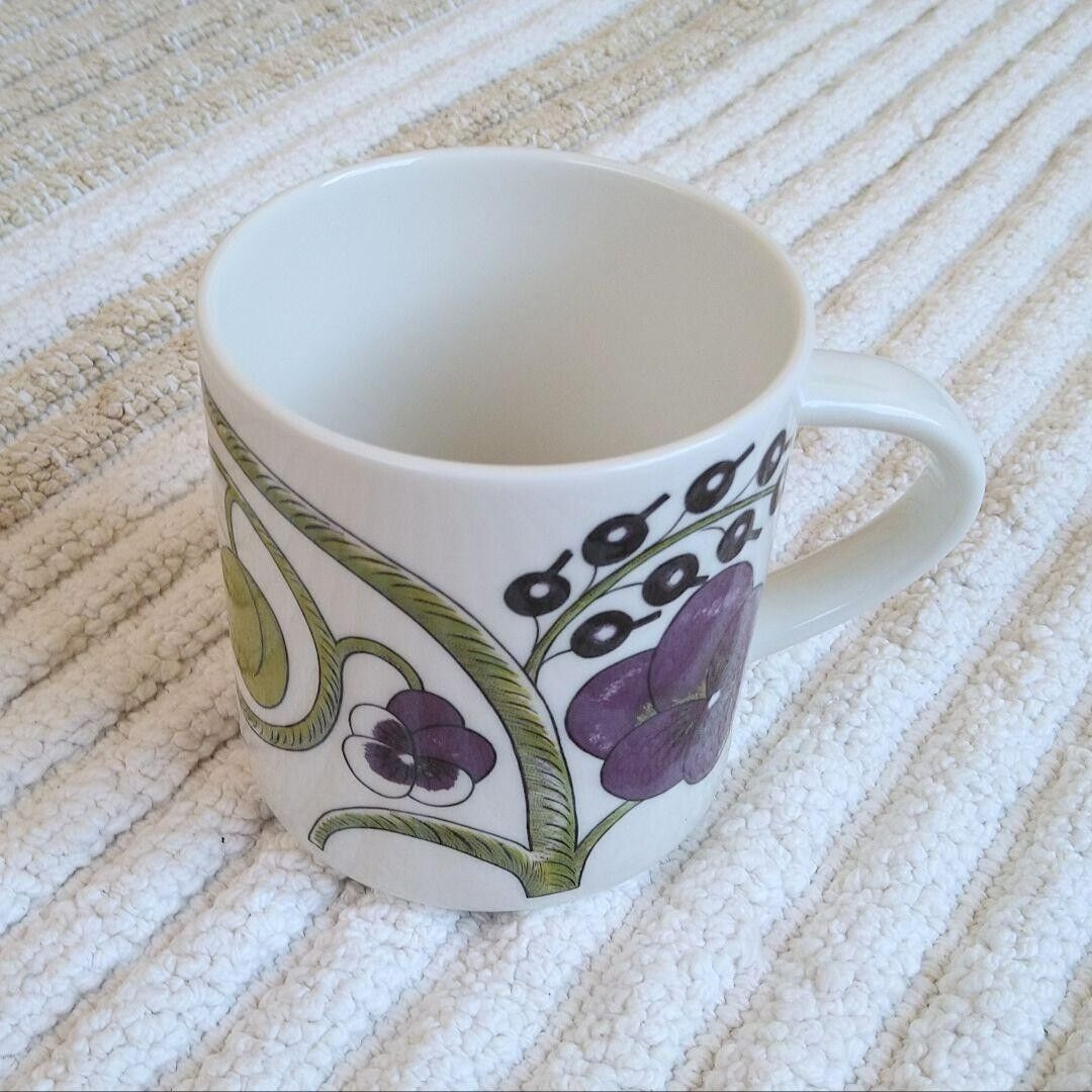 Read more about the article Arabia Paratiisi Purple Mug Cup Crown Logo