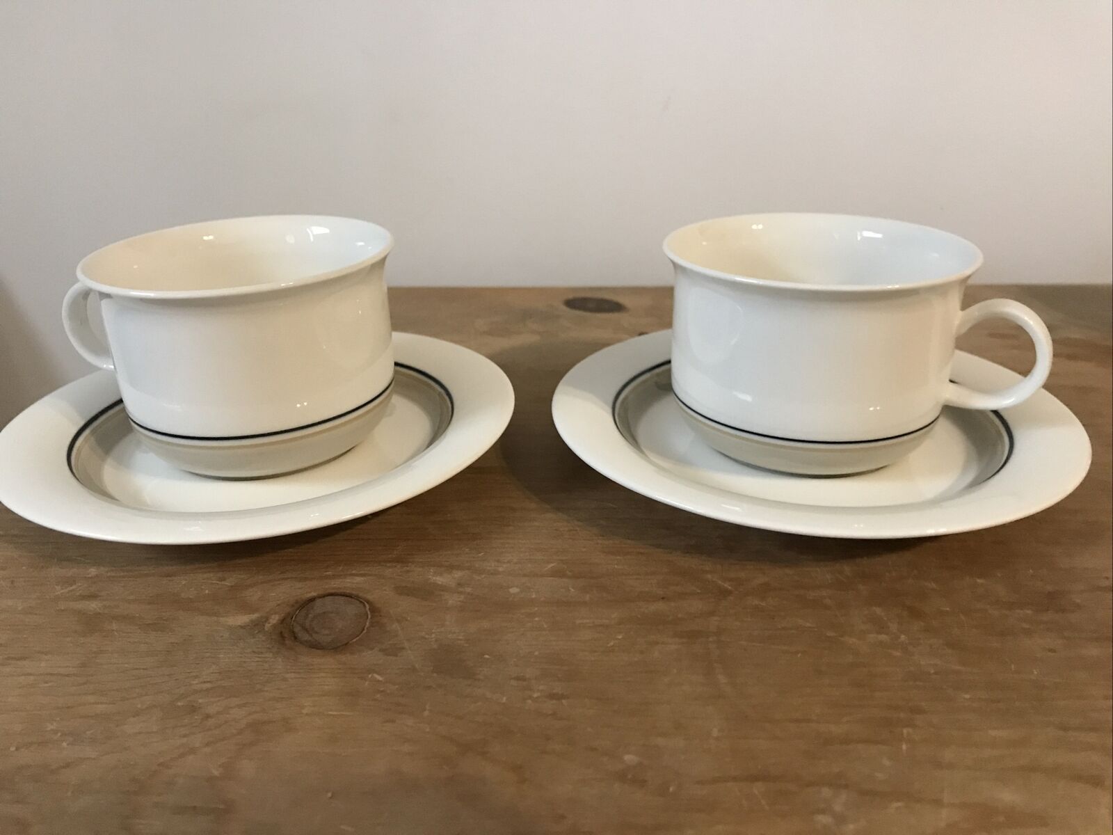 Read more about the article Set of Two ARABIA FINLAND SEITA ARCTICA Coffee Tea Cups and Saucers Replacements