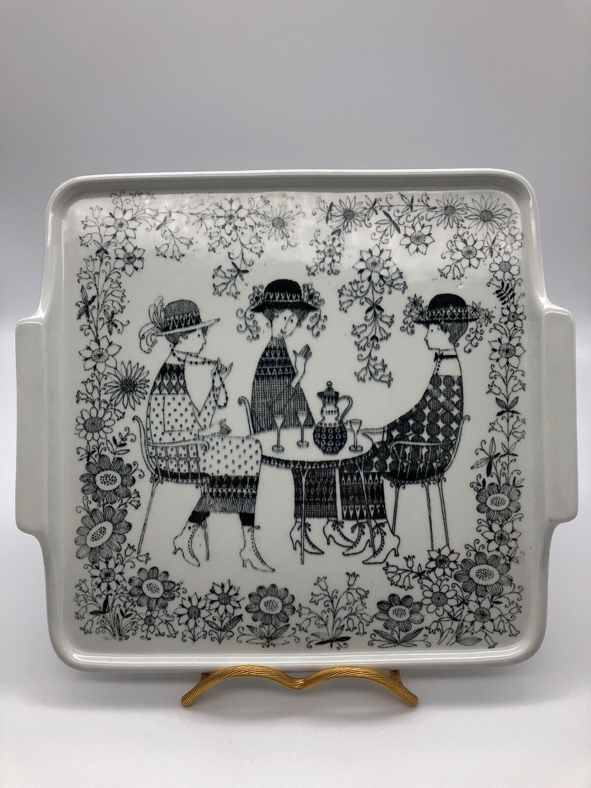 Read more about the article Rare 1950’s Emilia   Arabia tray  Made in Finland by Raija Uosikkinen 