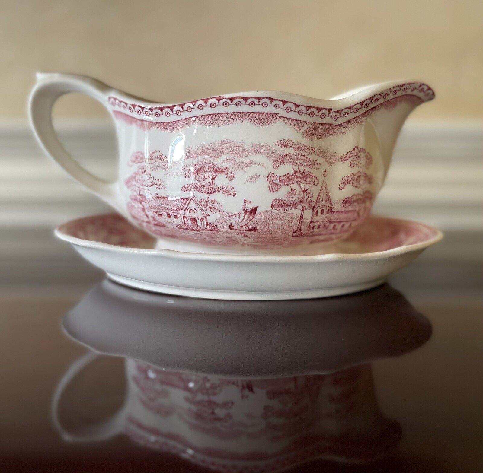 Read more about the article ARABIA OF FINLAND -LANDSCAPE RED GRAVY BOAT W/ ATTACHED UNDERPLATE -DISC PATTERN