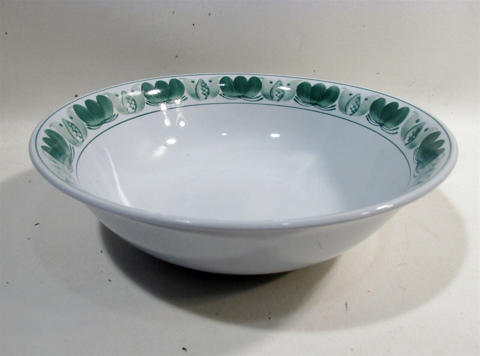 Read more about the article Midcentury Arabia Finland Green Laurel 10” Round Serving Bowl