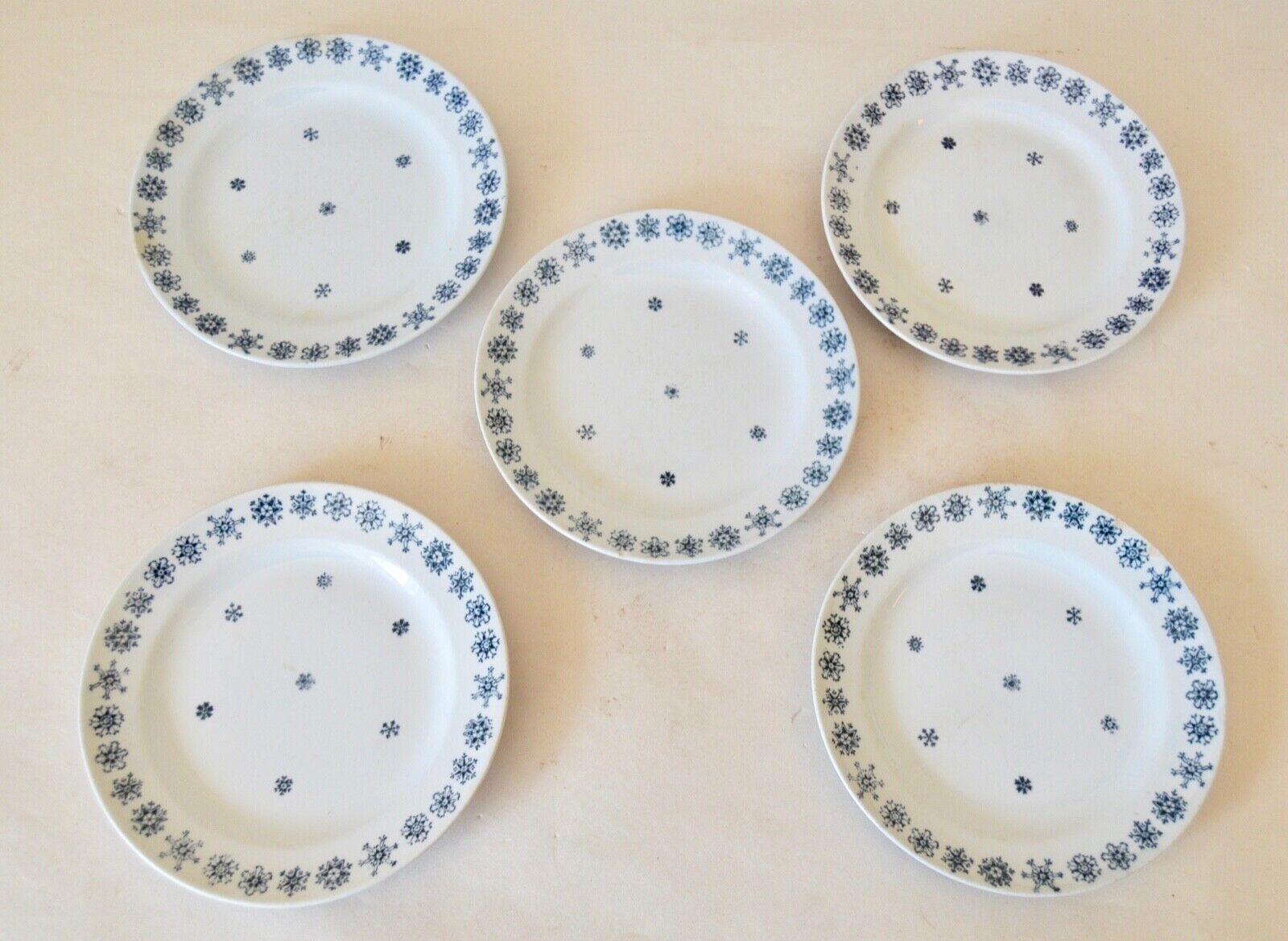 Read more about the article 5 ARABIA FINLAND BLUE + WHITE SNOWFLAKE DINNER PLATES