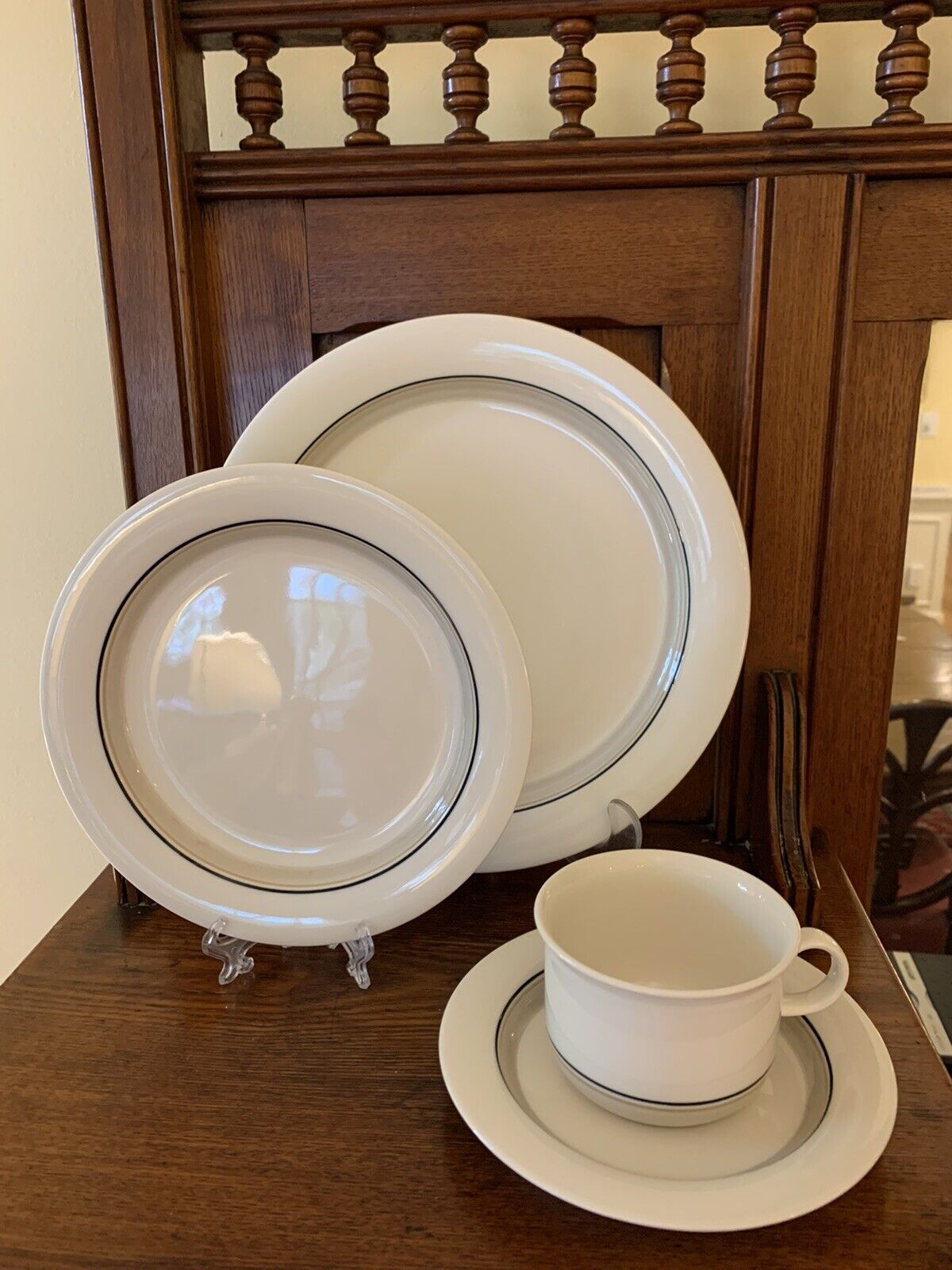 Read more about the article Arabia Finland Seita Arctica 4 piece Place Setting: Dinner Salad Cup/Saucer Used