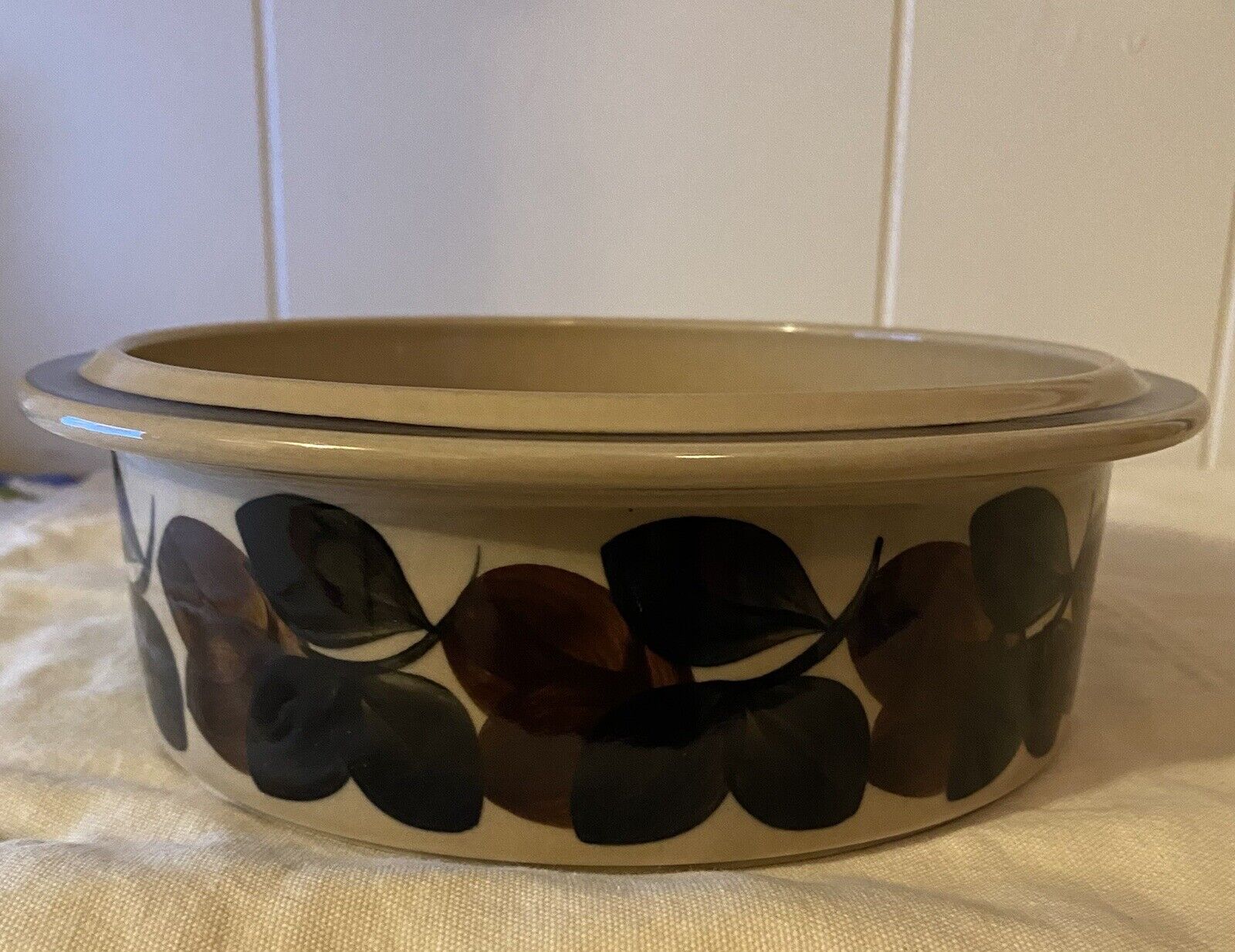 Read more about the article Arabia Finland Ruija TROUBADOUR 7 1/4’’ Serving Bowl Brown Bands Fruit On Tan