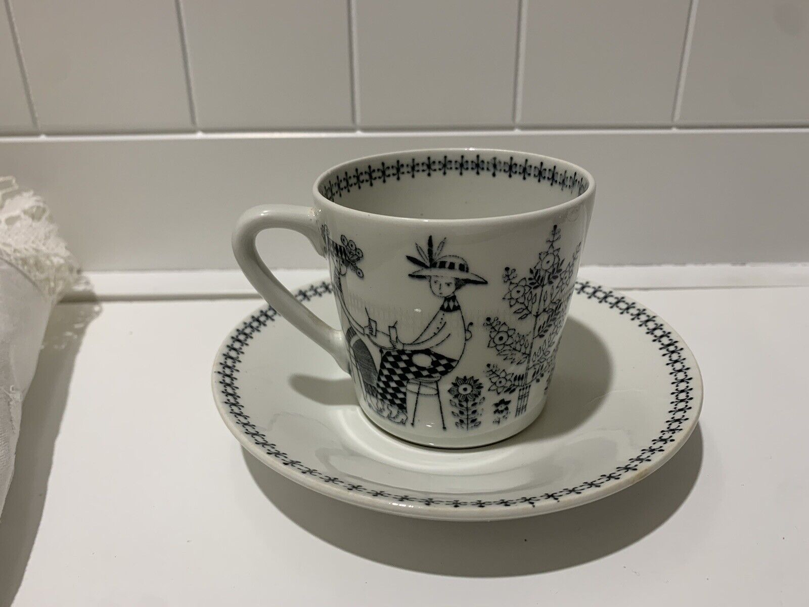 Read more about the article Very Rare item arabia finland “Emilia”  tea cup and saucers