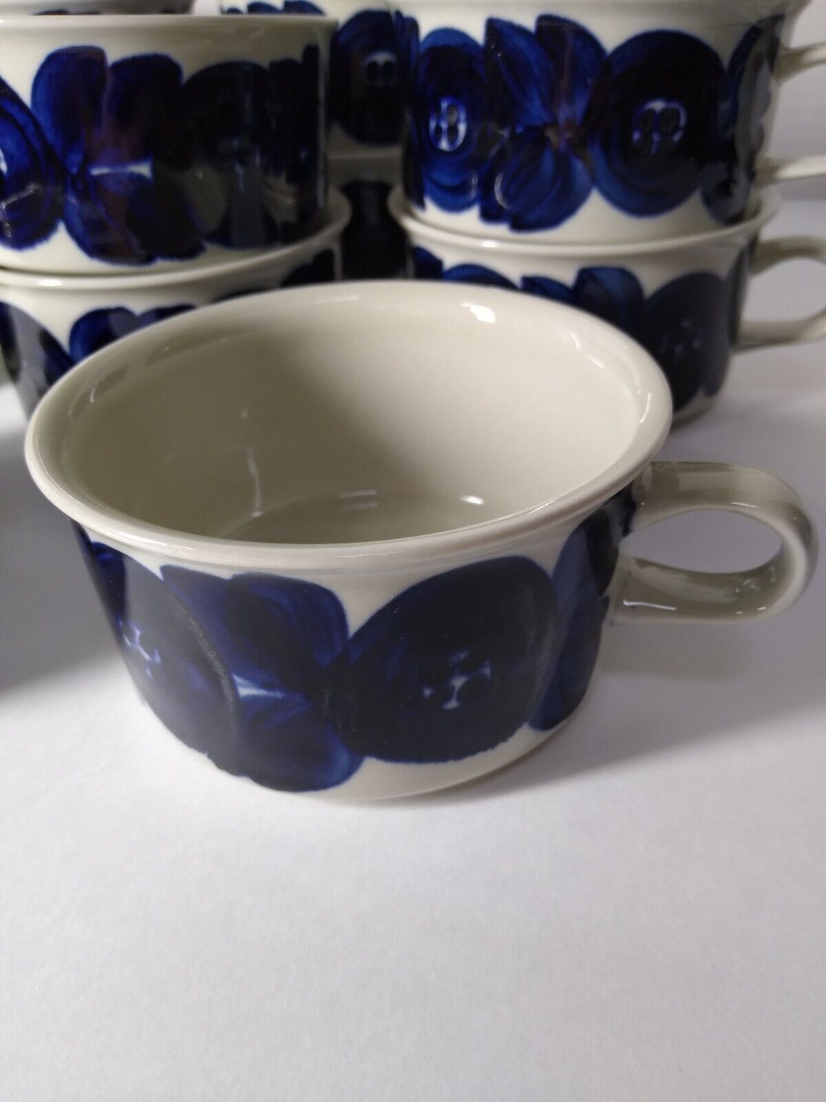 Read more about the article Arabia Finland Anemone Mug Blue 4″x2″ Signed