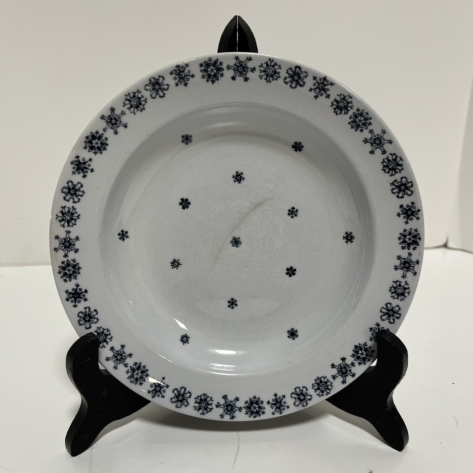 Read more about the article (7) Arabia Snowflake Rimmed Bowls –  7 3/4″ Diameter – Finland