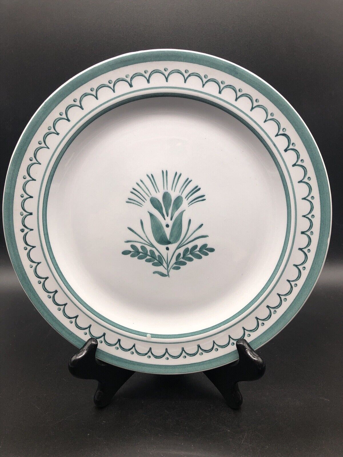 Read more about the article Arabia of Finland Green Thistle Luncheon Plate 9 3/8″ Some wear