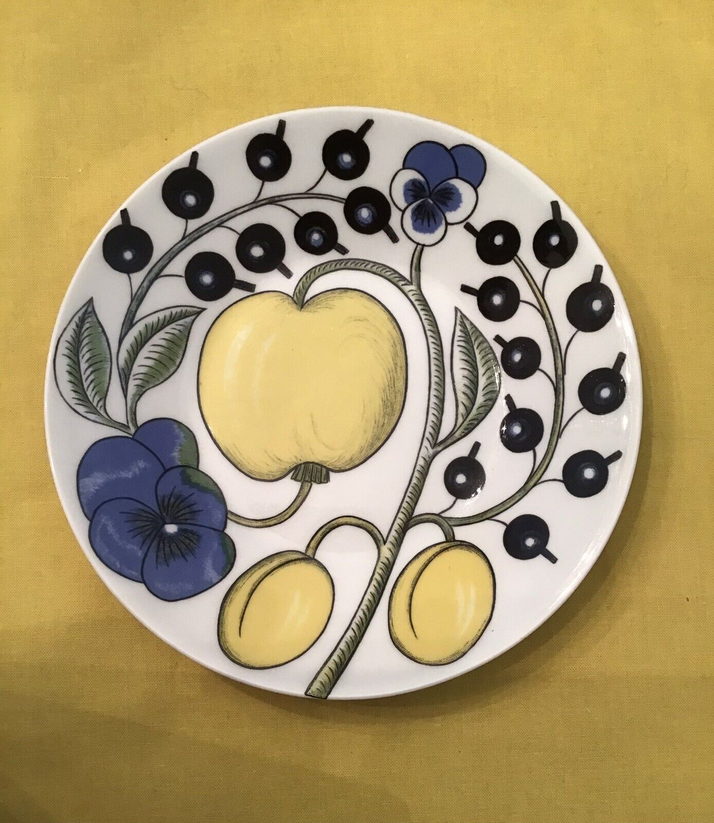 Read more about the article PARATIISI Blue and Yellow Round Plate/ Saucer~6.25”/15.8cm Finland Arabia EUC