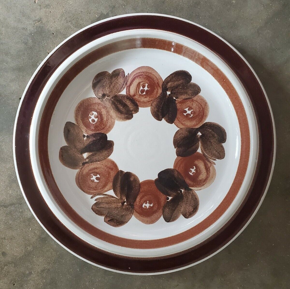 Read more about the article Vintage Finland Arabia Rosmarin brown 13″ round chop plate platter Ulla Procope