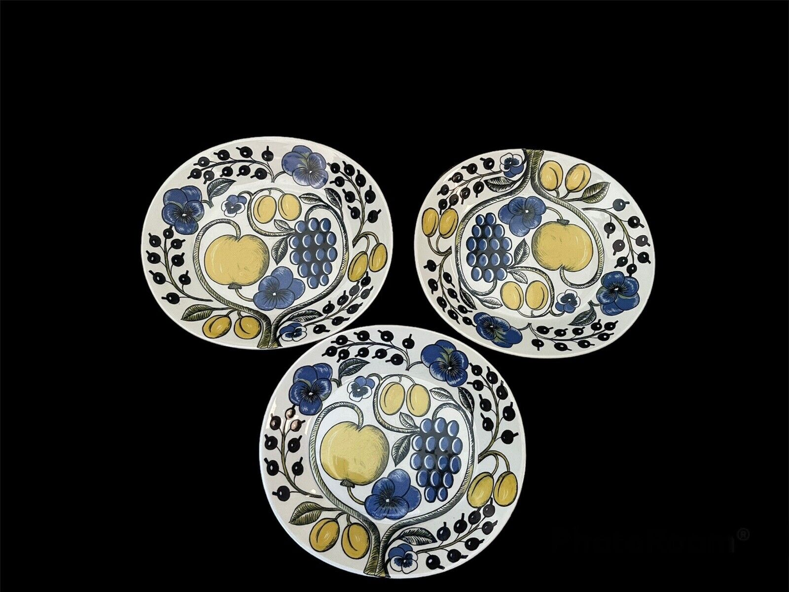 Read more about the article ARABIA PARATIISI 9.75” OVAL Luncheon ? Plates – Blue Flowers Fruits Set of 3