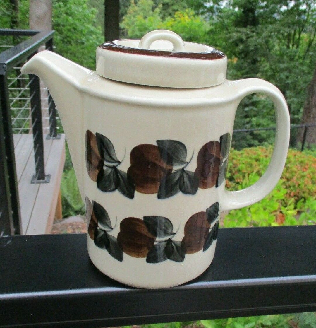 Read more about the article Vintage Arabia Finland Ruija Troubadour Coffee Pot Lid Teapot Brown Fruit HTF