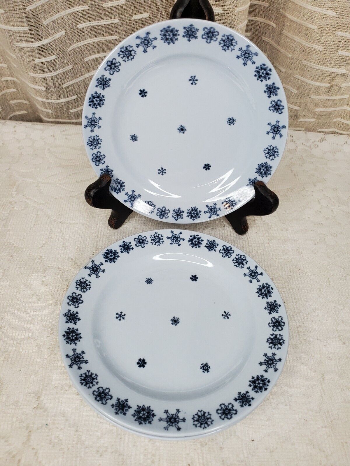 Read more about the article Arabia Finland Snowflake Bread and Butter Plates Set Of 4 Blue and White  5 3/4″