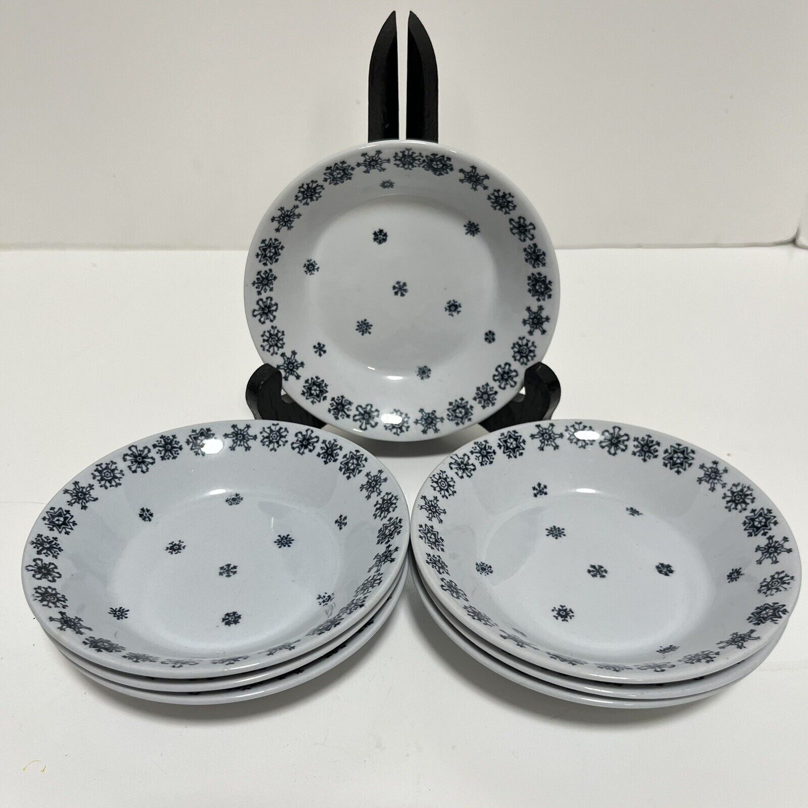 Read more about the article (7) Arabia Snowflake Dessert Bowls – 5″ Diameter – Finland