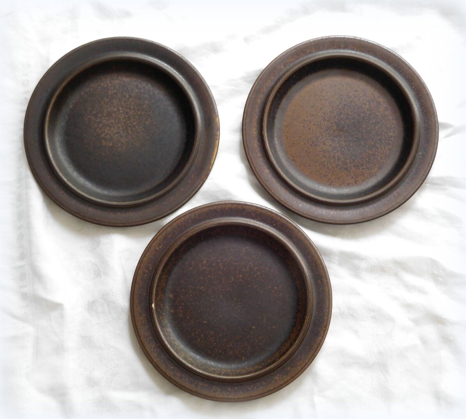 Read more about the article SET OF 3 ARABIA FINLAND RUSKA BROWN SALAD PLATES