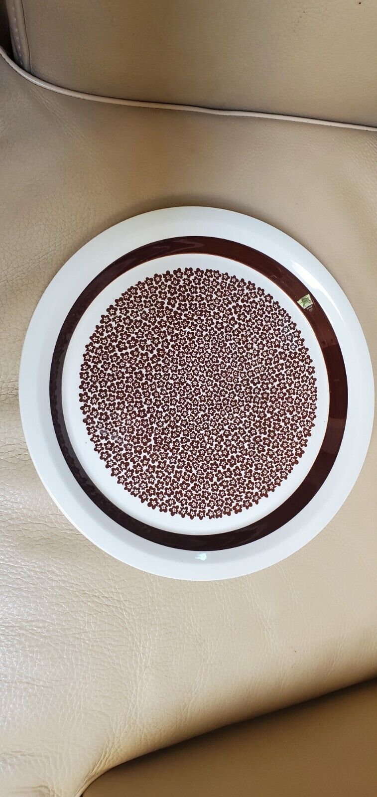 Read more about the article Arabia Finland Brown Flowers Faenza Dinner Plate 12″Diam. Inkeri Leivo.