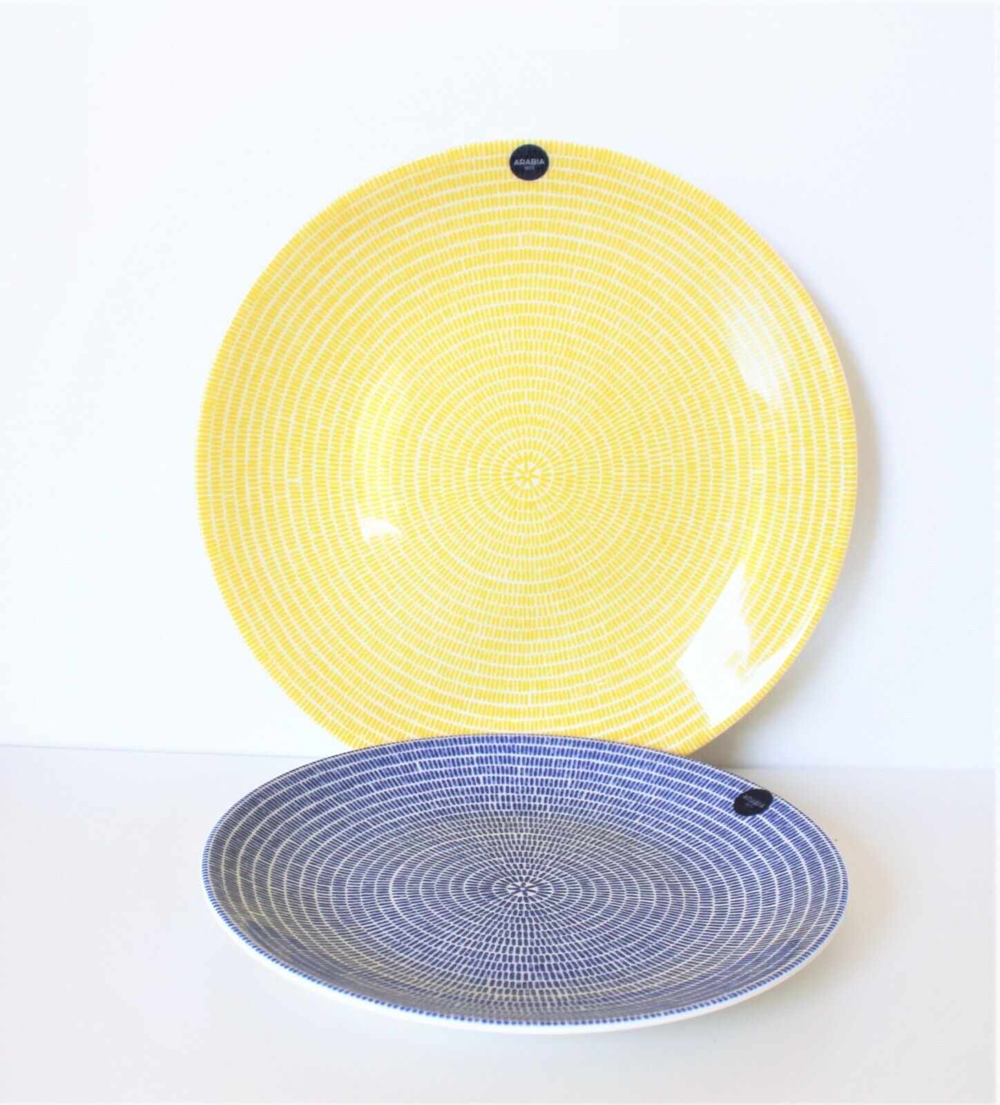 Read more about the article Arabia Finland set of 2 (two) 24h Avec plates  yellow 26 cm and blue 20 cm