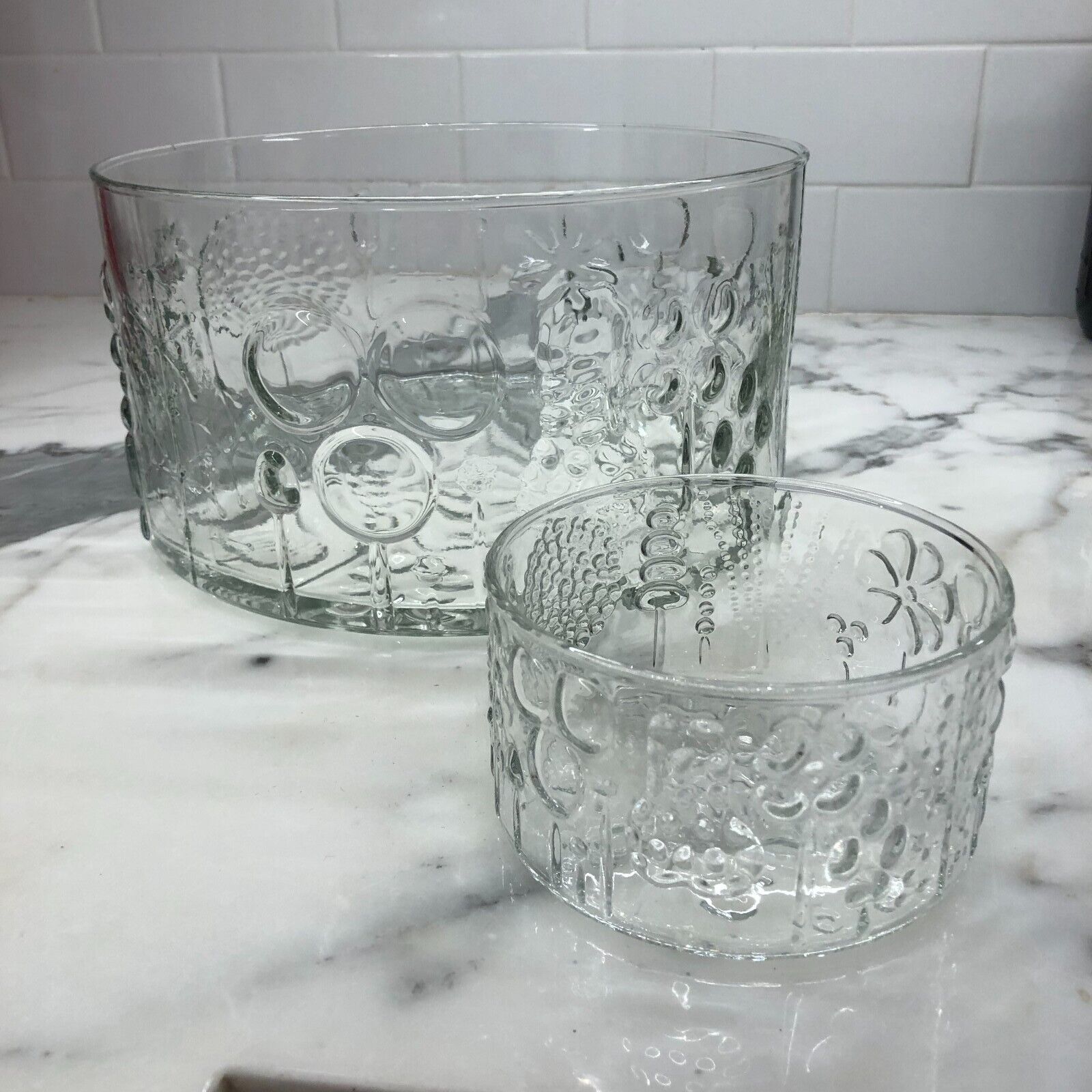 Read more about the article Iittala Scandianvian OIVA TOIKKA Arabia Flora Pattern Glass  Bowls  Set of 2