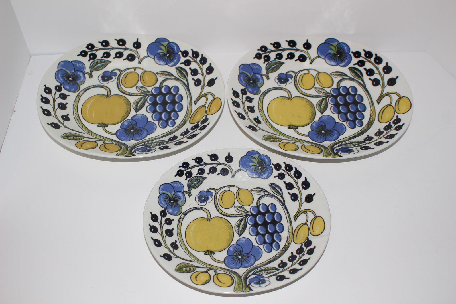 Read more about the article 2 VINTAGE ARABIA FINLAND PARATIISI LUNCHEON PLATES and 1 SALAD PLATE-CHIPS