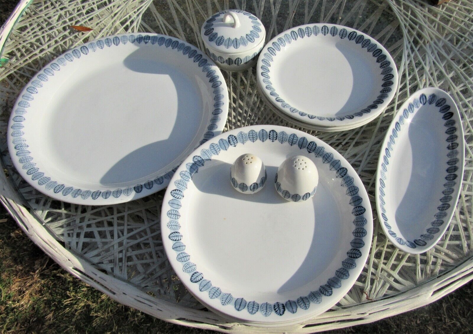 Read more about the article 13 PIECES MIXED SET ARABIA OF FINLAND LINNEA PLATTER PLATES SALTS SERVING SUGAR