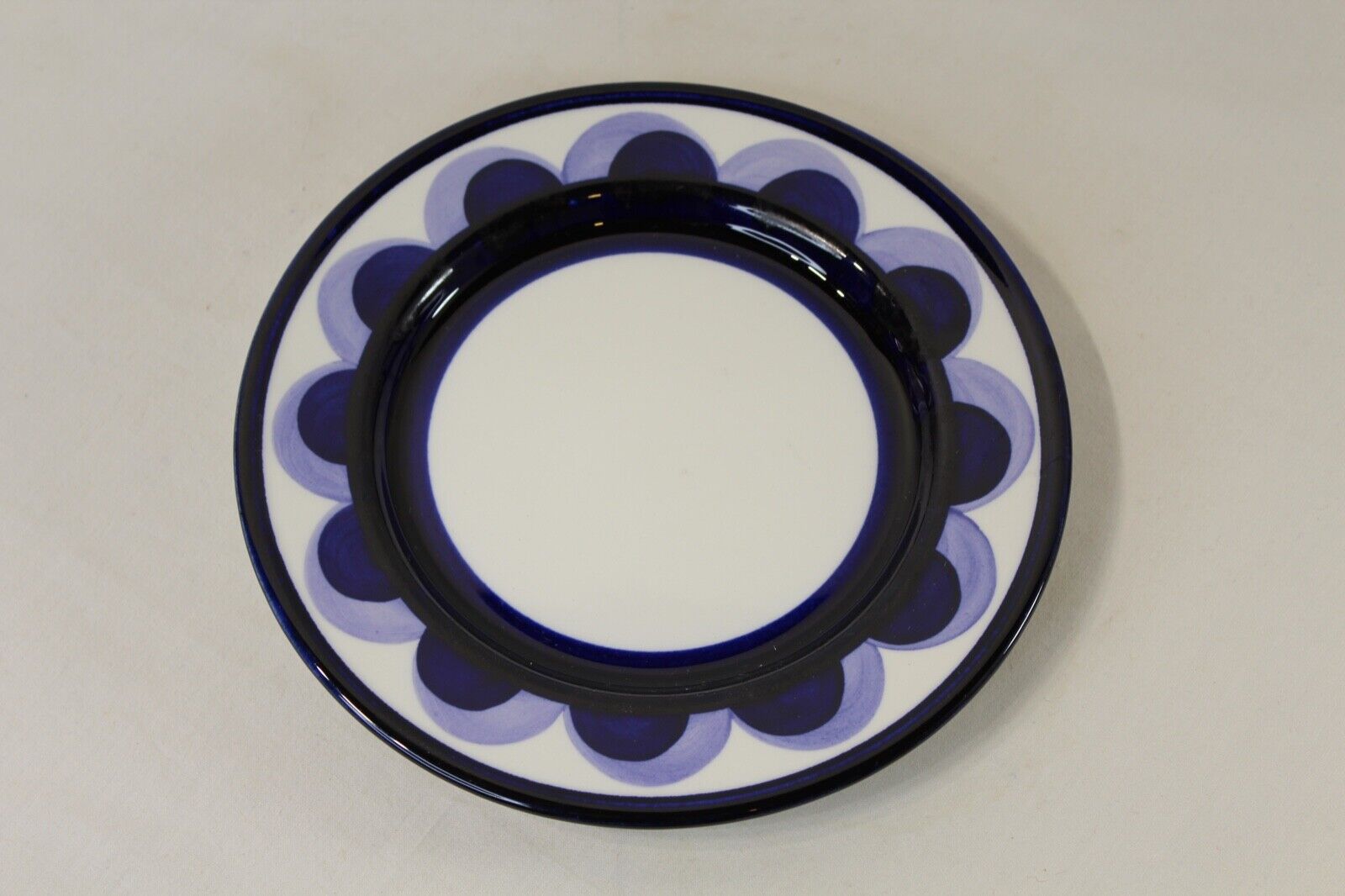 Read more about the article Vintage Arabia Finland Paju Blue and White Dessert Plate #8 Anja Jaatinen MCM