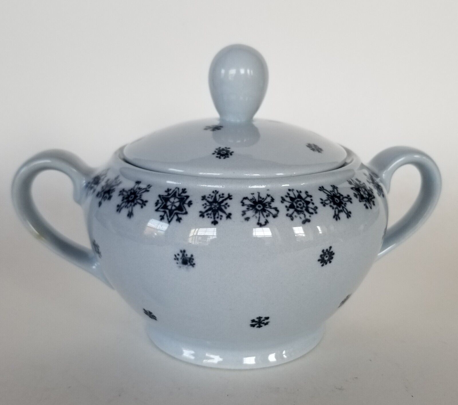 Read more about the article Arabia Finland Covered Sugar Bowl – Snowflake Pattern