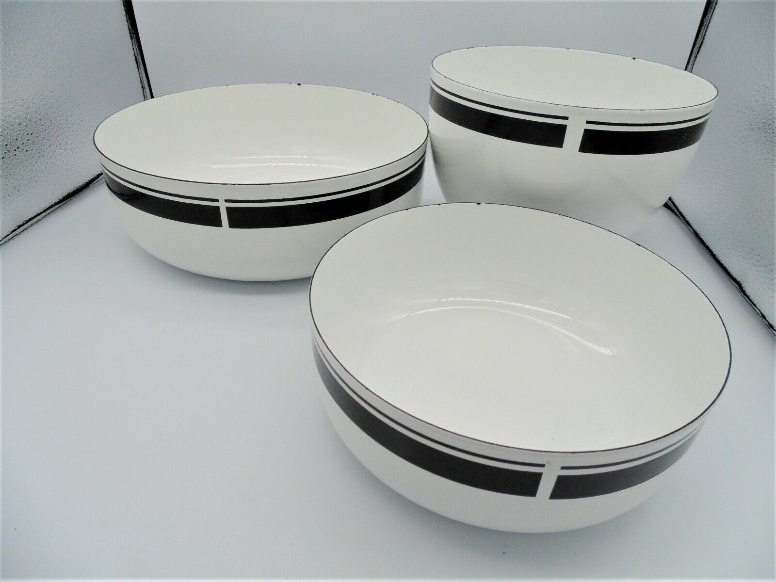 Read more about the article SET OF 3 ARABIA FINLAND FAENZA KAJ FRANCK ENAMEL MIXING BOWL WHITE BLACK STRIPE