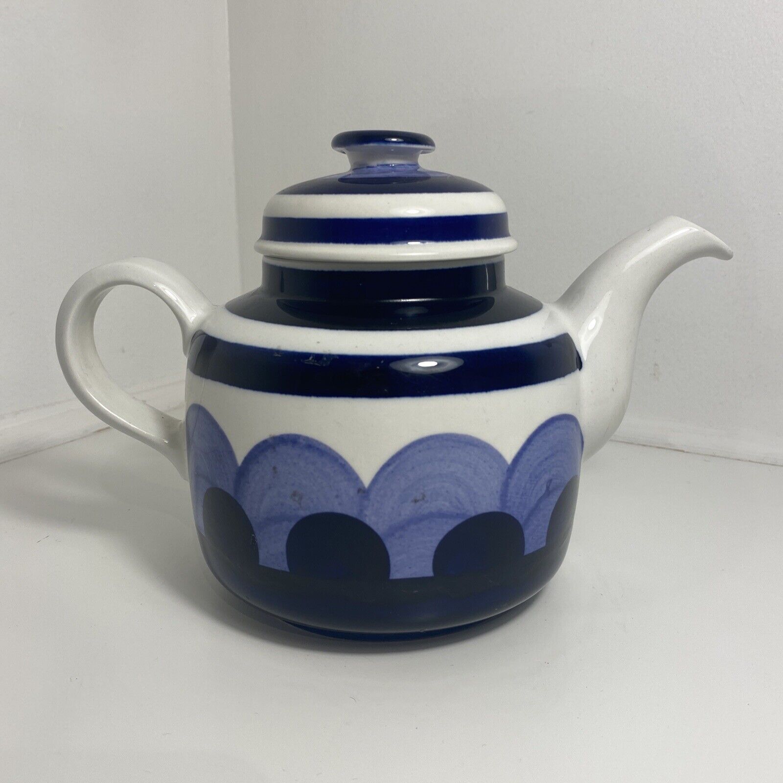 Read more about the article Arabia of Finland PAJU TEA POT ANJA JAATINEN-WINQUIST MCM BEAUTIFUL MCM DESIGN