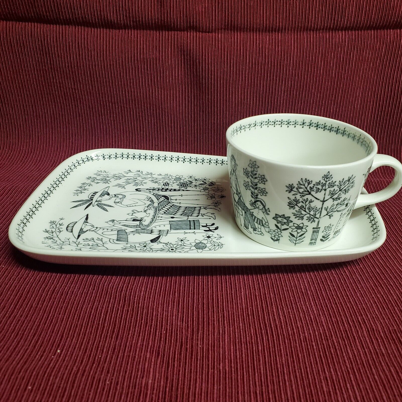 Read more about the article Vintage Arabia Emilia of Finland teacup and Snack plate light crazing