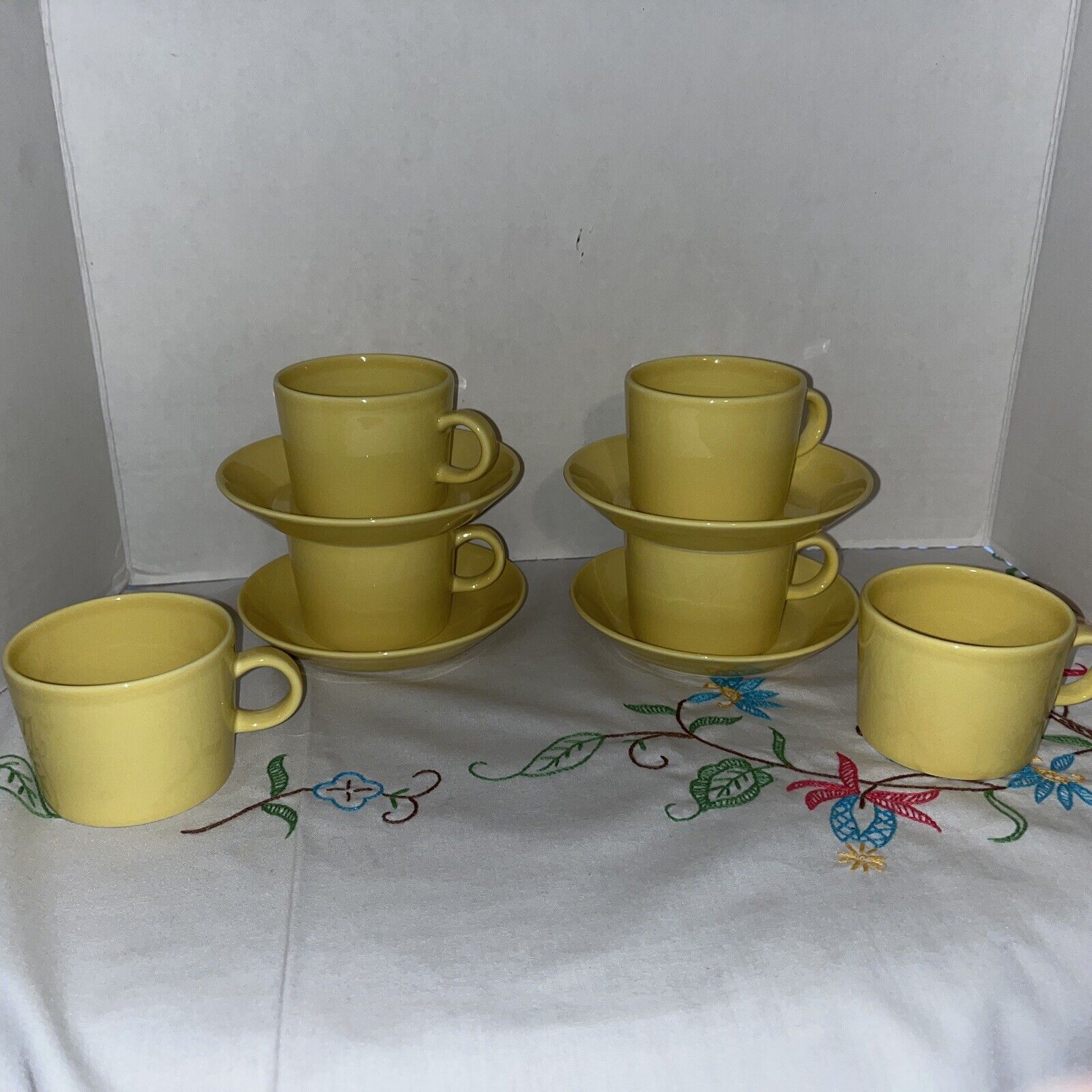 Read more about the article iitallia Kaj Franck Arabia Finland TEEMA Yellow 6 Cups 10 oz and 4 Saucers