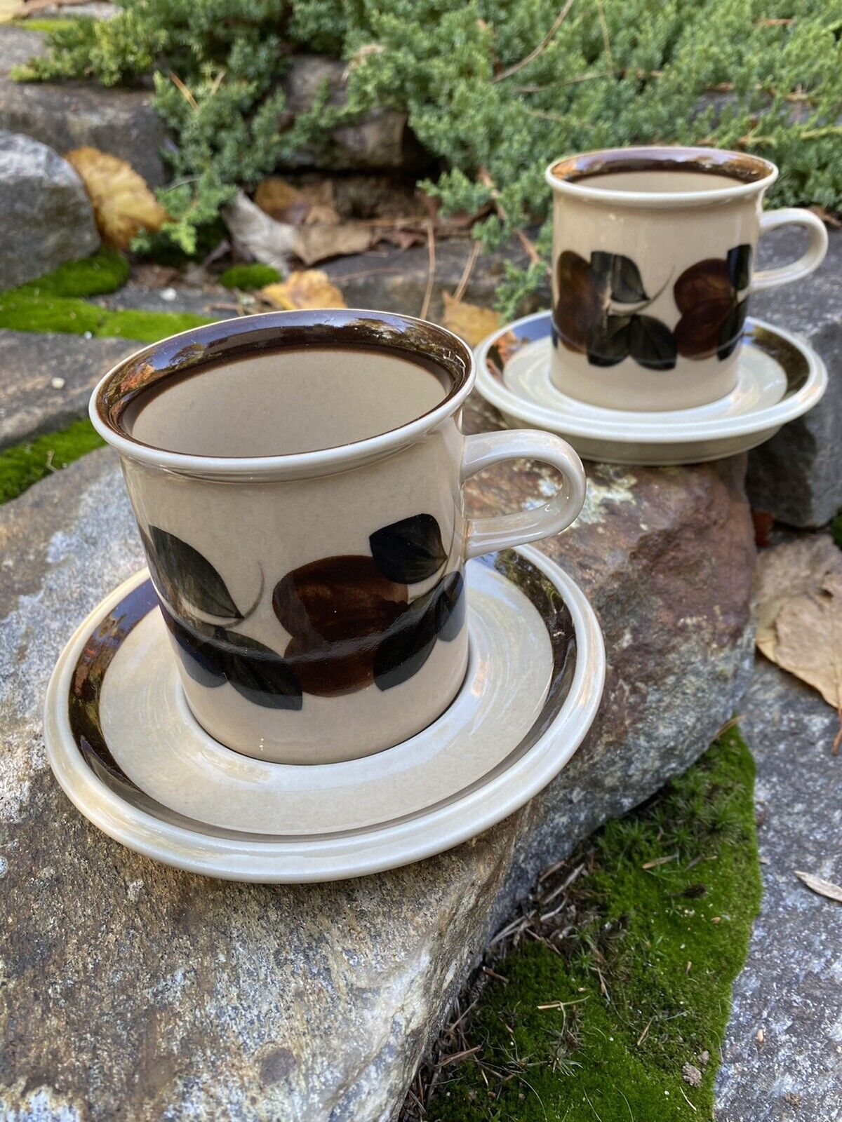 Read more about the article 2 MCM Arabia Finland Ruija Troubadour Coffee Tea Mug Cups and Saucers  10oz