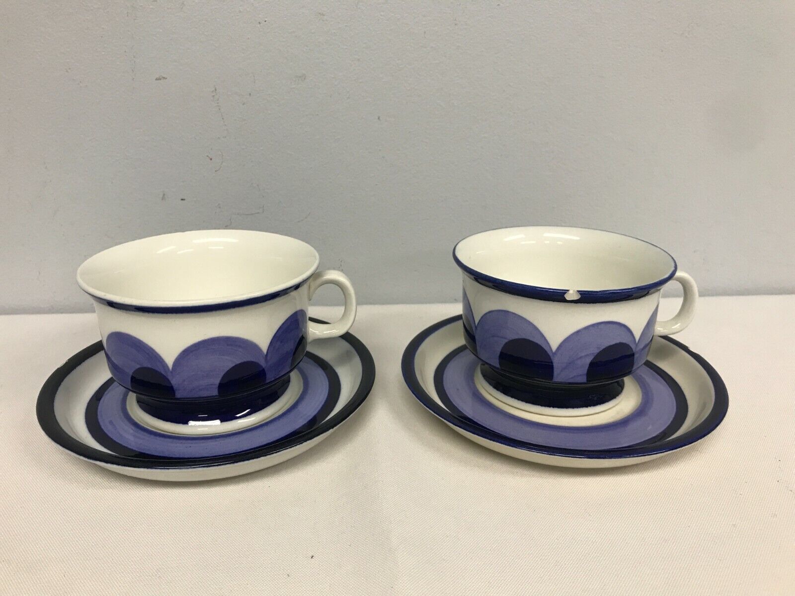 Read more about the article 2 SETS MID CENTURY ARABIA FINLAND SIGNED ANJA JAATINEN PAJU CUPS and SAUCERS CHIPS