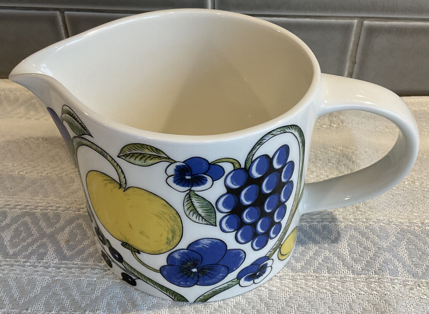 Read more about the article VINTAGE ARABIA FINLAND PARATIISI OVAL PITCHER
